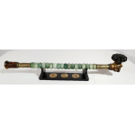 Chinese opiumpijp met nefriet (jade) en koper, op standaard 